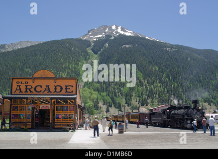 Storica Silverton Colorado legata a Durango da Durango e Silverton Narrow Gauge Railroad nelle montagne rocciose Foto Stock