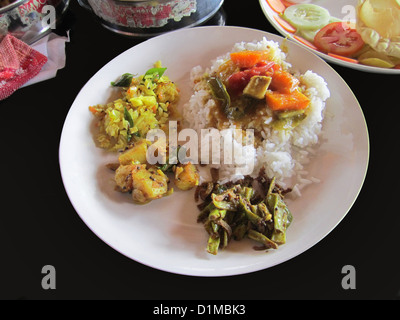 Il cibo tradizionale di riso bollito e un host di contorni in houseboat, Kerala, India Foto Stock