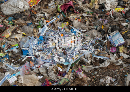 Siringhe ipodermiche Aghi con oggetto di dumping nella spazzatura in campagna indiana. Andhra Pradesh, India Foto Stock