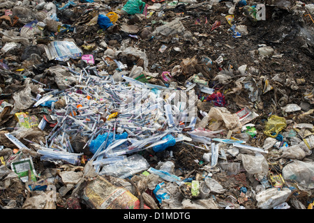 Siringhe ipodermiche Aghi con oggetto di dumping nella spazzatura in campagna indiana. Andhra Pradesh, India Foto Stock