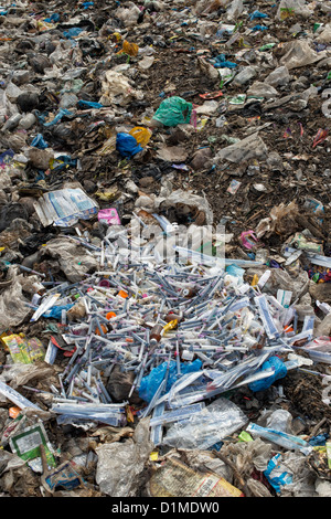 Siringhe ipodermiche Aghi con oggetto di dumping nella spazzatura in campagna indiana. Andhra Pradesh, India Foto Stock