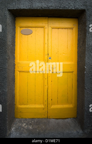 Luminose porte di colore nel piccolo villaggio di pescatori di Riomaggiore, Cinque Terre, Italia Foto Stock