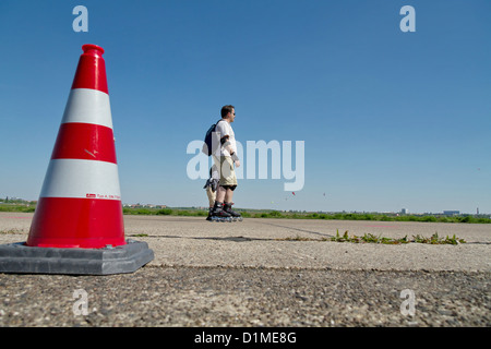 Cono di traffico sulla pista dell'ex aeroporto Tempelhof di Berlino Foto Stock