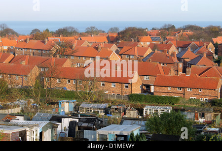 Inglese tradizionale mattone rosso complesso residenziale con edifici di aggiudicazione in primo piano, Scarborough, North Yorkshire, Inghilterra. Foto Stock