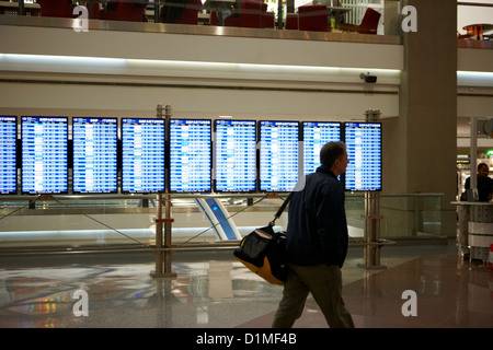 A piedi passeggero passato scheda partenze presso l'Aeroporto Internazionale di Denver Colorado USA Foto Stock