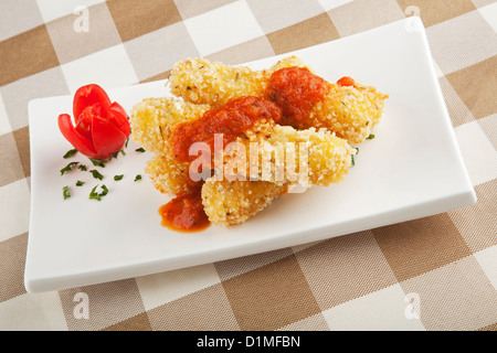 Delizioso formaggio bastoni coperti con salsa di mozzarella con percorso di clipping. Foto Stock