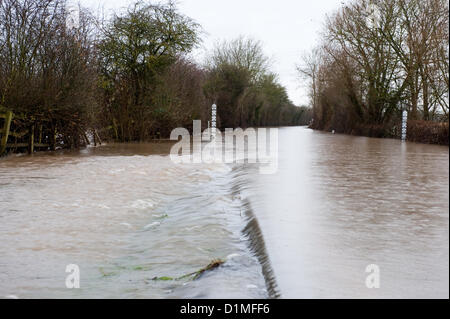 Gloucester, Regno Unito. Il 29 dicembre 2012. Rising acqua di inondazione chiude le strade 29 dicembre 2012 Regno Unito. Credito: BigshotD3 / Alamy Live News Foto Stock