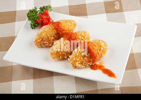 Delizioso formaggio bastoni coperti con salsa di mozzarella Foto Stock