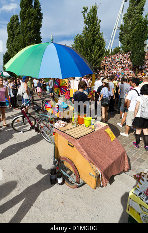 Uno scenario tipico di una domenica pomeriggio in Mauerpark in Prenzlauer Berg di Berlino, Germania Foto Stock