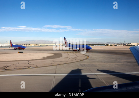 Getti di passeggeri in attesa in linea per prendere il via all'Aeroporto Internazionale McCarran Las Vegas Nevada USA Foto Stock