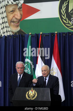 Dic. 29, 2012 - Ramallah, West Bank, Territorio palestinese - Lega Araba Segretario Generale Nabil Elaraby, incontri con i media dopo aver incontrato Autorità Palestinese Presidente Mahmoud Abbas, in Cisgiordania città di Ramallah, 29 dicembre 2012 (credito Immagine: © Issam Rimawi APA/images/ZUMAPRESS.com) Foto Stock