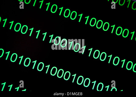 Rappresentazione del codice binario i numeri sullo schermo del computer, Londra Foto Stock