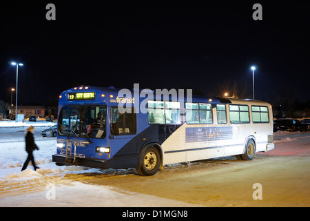 Saskatoon transit bus su congelati coperta di neve street in Saskatchewan in Canada Foto Stock