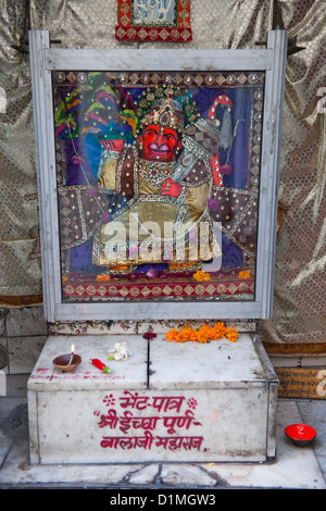Un colorato santuario alla divinità Indù sul ciglio della strada in Udaipur Rajasthan in India Foto Stock