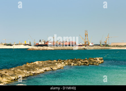 Le navi ancorate in un terminale marittimo vicino alla spiaggia di Jumeirah, Dubai, Emirati Arabi Uniti Foto Stock