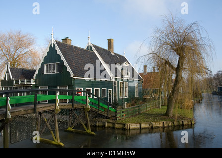 Case olandesi tradizionali nel piccolo villaggio di Zaanse Schans, Paesi Bassi Foto Stock