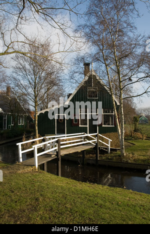 Case olandesi tradizionali nel piccolo villaggio di Zaanse Schans, Paesi Bassi Foto Stock