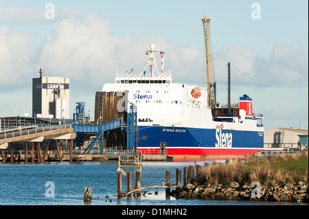 Il traghetto per auto Stena Scotia ancorata in Belfast Lough prima di caricare i veicoli Belfast Irlanda del Nord Regno Unito Regno Unito Foto Stock