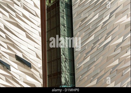 Il bellissimo esterno del Titanic Museum di Titanic Quarter vicino Harland e Wolff Shipyard Belfast Irlanda del Nord Regno Unito Foto Stock