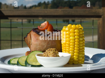 Filet Mignon, servito con patate röstinchen e accompagnato da un mais cotto a vapore, zucchini e seminate la senape Foto Stock