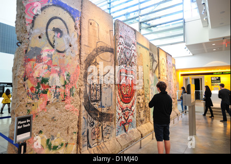 Stati Uniti d'America, Washington DC Newseum Musei Museo di news - sezione del muro di Berlino che viene visto da un ragazzo tourist 14 Foto Stock