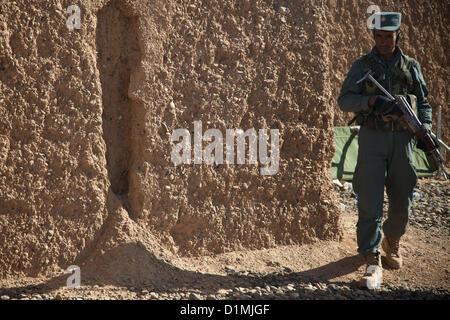 Una forza di coalizione stati incendi il Mark 44 minigun durante il live fire training su una base nella provincia di Farah, Afghanistan, Dic 29, 2012. Le forze della coalizione di conduzione del training vengono distribuiti al treno e mentore forze di sicurezza nazionali afgane nella loro area di operazioni. Forze di sicurezza nazionali afgane sono state prendendo il filo nelle operazioni di protezione, con le forze della coalizione hanno come guide, per portare la sicurezza e la stabilità al popolo della Repubblica islamica dell'Afghanistan. Stati Uniti Marine Corps photo Foto Stock