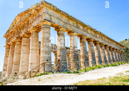 Un tempio dorico di Segesta, Sicilia, Italia Foto Stock