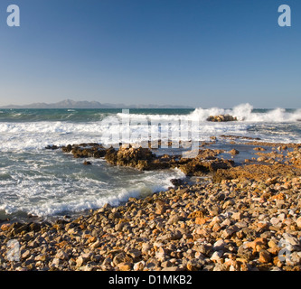 Colonia de Sant Pere, Maiorca, isole Baleari, Spagna. Vista dalla costa rocciosa attraverso la Badia d'Alcudia verso Cap des Pinar. Foto Stock