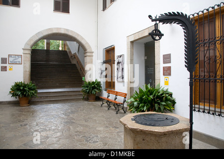 Sóller, Maiorca, isole Baleari, Spagna. Il cortile della stazione ferroviaria, mostrando l'ingresso alla Sala Picasso galleria d'arte. Foto Stock