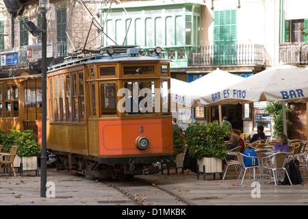 Sóller, Maiorca, isole Baleari, Spagna. Tram tradizionale entrando in Plaça de la Constitució. Foto Stock