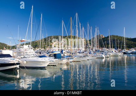 Port d'Andratx, Maiorca, isole Baleari, Spagna. Yacht ormeggiati nel porto. Foto Stock