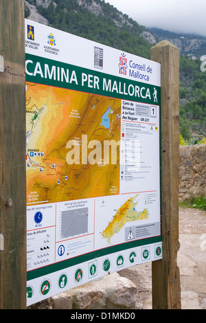 Biniaraix, Maiorca, isole Baleari, Spagna. Segno fornendo informazioni e mappe per gli escursionisti sulla GR221. Foto Stock