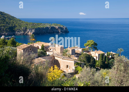 Deià, Maiorca, isole Baleari, Spagna. Il piccolo borgo di Llucalcari, arroccato sopra il Mediterraneo. Foto Stock