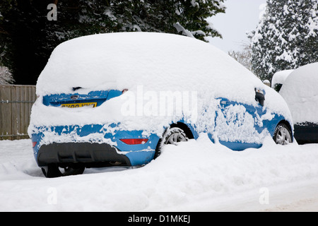 Dormansland, Surrey, Inghilterra. Macchina parcheggiata su strada alta coperto di neve spessa dopo la bufera di neve. Foto Stock