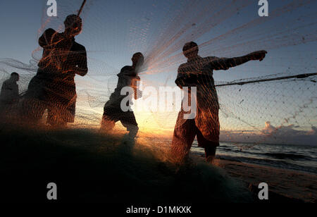 Dic. 29, 2012 - Gaza City, nella Striscia di Gaza - i pescatori palestinesi preparare a gettare le reti in mare mentre il sole tramonta sulla Spiaggia di Gaza. (Credito Immagine: © Majdi Fathi/immagini APA/ZUMAPRESS.com) Foto Stock