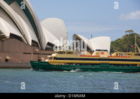 Sydney Ferry MV Narrabeen passando la Sydney Opera House sul Porto di Sydney, nuovo Galles del Sud, Australia Foto Stock