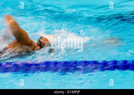 Nuotatore femminile in azione di freestyle. Foto Stock