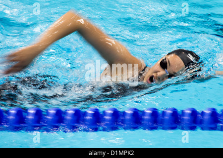 Nuotatore femminile in azione di freestyle. Foto Stock