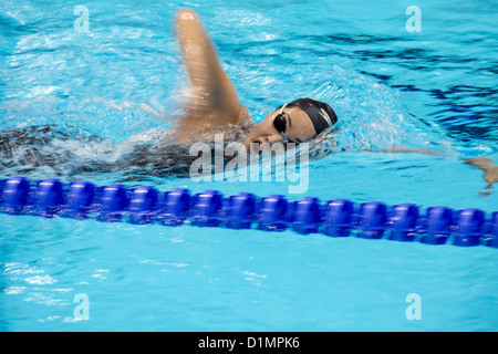 Nuotatore femminile in azione di freestyle. Foto Stock