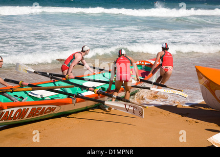 Avalon Beach surf tradizionale barca di salvataggio utilizzata principalmente per le competizioni di Sydney, Australia Foto Stock