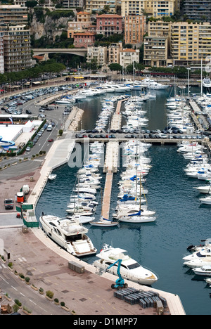 Una vista del Monte Carlo, catturato dalla marina, pieno di barche di tutte le dimensioni e il valore monetario Foto Stock