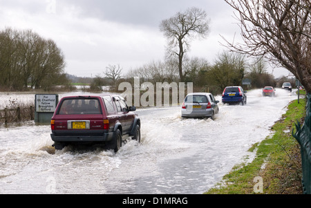 Gli automobilisti sfidando le inondazioni a Melksham nel Wiltshire dopo le forti piogge hanno causato il fiume Avon per scoppiare le sue banche Foto Stock