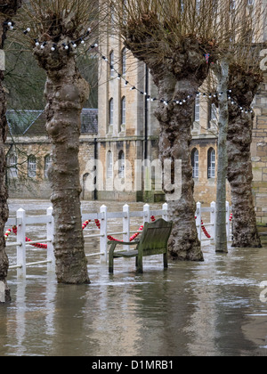 Gonfiore al fiume Avon che provocano inondazioni nel centro della città a Bradford-on-Avon; le decorazioni di Natale ancora visibile Foto Stock