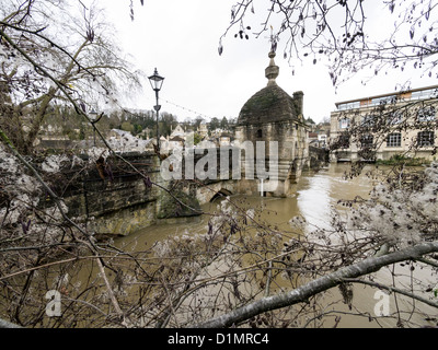 Gonfiore al fiume Avon che provocano inondazioni nel centro della città a Bradford-on-Avon Foto Stock