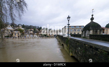 Gonfiore al fiume Avon che provocano inondazioni nel centro della città a Bradford-on-Avon; la famosa Pound (lock-up) cella sul ponte. Foto Stock