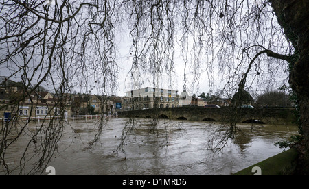 Gonfiore al fiume Avon che provocano inondazioni nel centro della città a Bradford-on-Avon Foto Stock