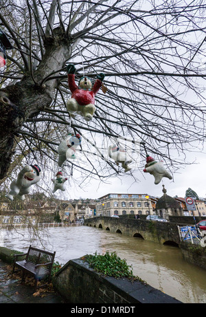 Gonfiore al fiume Avon che provocano inondazioni nel centro della città a Bradford-on-Avon Foto Stock