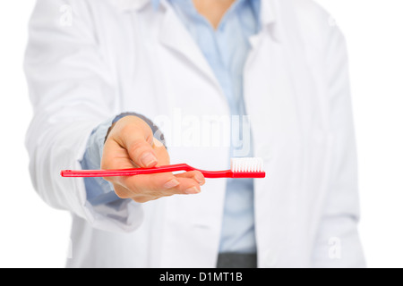 Primo piano su uno spazzolino da denti in mani del medico medico dentale Foto Stock