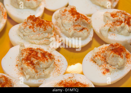 Piatto di uova Deviled Hors d'Oeuvre cosparso con la paprika Spice Closeup Foto Stock