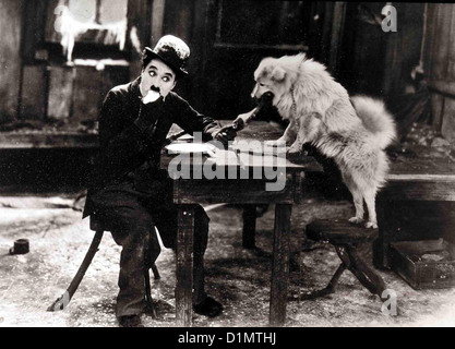 Goldrausch Gold Rush, Charles Chaplin Charlie (Charles Chaplin) findet Schutz in einer Huette. *** Caption locale *** 1925 -- Foto Stock